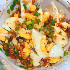 Bánh tráng chấm mỡ hành, sa tế tỏi, trứng lòng đào