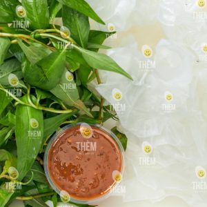 Bánh tráng chấm sốt tắc hành phi